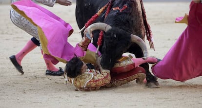 Curro Díaz sufre una cogida por su segundo toro, de la ganadería del Puerto de San Lorenzo.