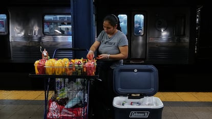 Una mujer vende caramelos y otros artículos en una estación de metro de Nueva York el 18 de agosto de 2023 en Nueva York