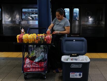 Una mujer vende caramelos y otros artículos en una estación de metro de Nueva York el 18 de agosto de 2023 en Nueva York