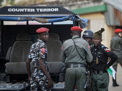Policías regulares y antiterroristas, en Kano, en el norte de Nigeria, en 2019.