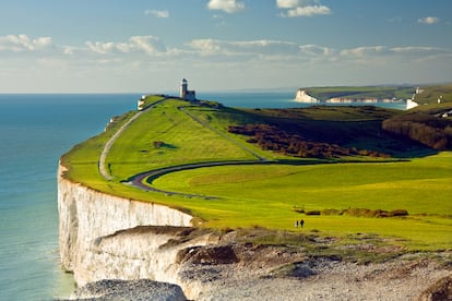 Beachy Head y Seven Sisters (East Sussex, Reino Unido). Existen pocos acantilados tan deslumbrantes como los de la costa sur de Gran Bretaña. Esta pared de roca blanca, que parece totalmente infranqueable, protege un tramo de costa inglesa que da al canal de la Mancha. Las tierras altas de los South Downs están formadas por las Seven Sisters y se extienden a lo largo de varios kilómetros antes de ascender para convertirse en la barrera natural por excelencia: el Beachy Head, de 162 metros, el acantilado de caliza más alto de Gran Bretaña. Las Seven Sisters y el Beachy Head están en los últimos 13 kilómetros del llamado sendero de los South Downs, entre Exeter y Eastbourne. 