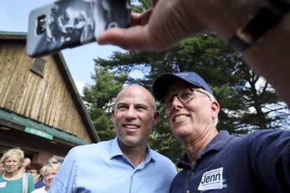 Avenatti, con militantes demócratas en New Hampshire el 19 de agosto.