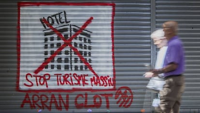 Pintada de la organización juvenil anticapitalista Arran contra el turismo.