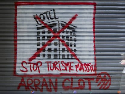 Pintada de la organizaci&oacute;n juvenil anticapitalista Arran contra el turismo.