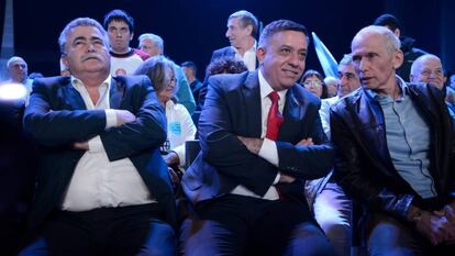 Amir Peretz, primero por la izquierda. A su lado, Avi Gabbay, entonces líder del partido laborista, el pasado enero en Tel Aviv.