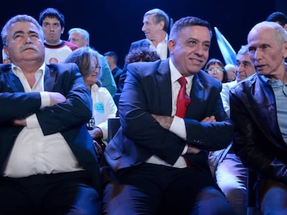 Amir Peretz, primero por la izquierda. A su lado, Avi Gabbay, entonces líder del partido laborista, el pasado enero en Tel Aviv.