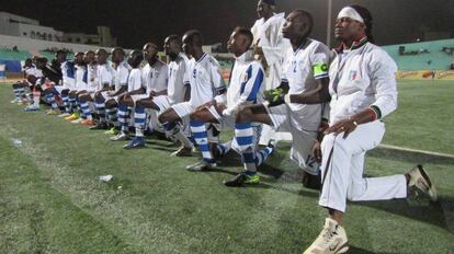 Nala Gueye, el imam de la mezquita y los jugadores de Fann Hock, instantes antes de la final.