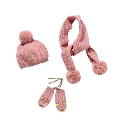 Gorro y guantes de Little Marc Jacobs (97 €).