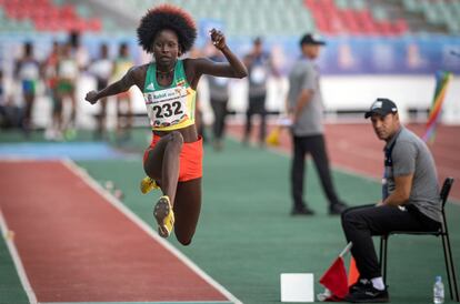 Ajuda Oumde Ochan, de Etiopía, compite en la final de triple salto femenino en la edición número 12 de los Juegos africanos, en Rabat (Marruecos).