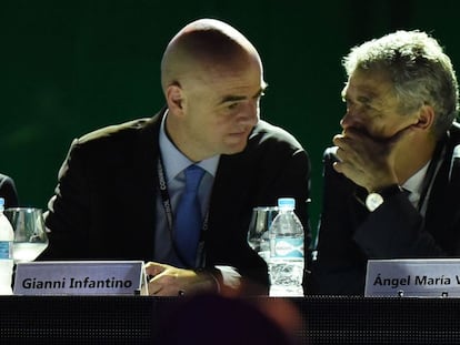 Villar habla con Infantino.