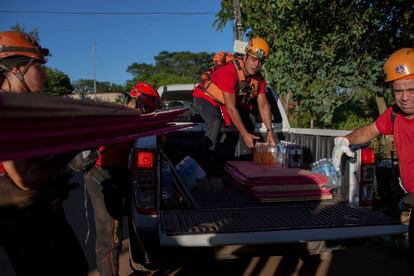 Bombeiros de Minas Gerais e do Rio de Janeiro participam das buscas em Brumadinho. 