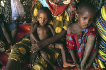Abril de 2000. Dos niños malnutridos aguardan la llegada de su madre en Denan, en la frontera con Somalia. En algunas zonas del país, debido a la sequía, ha muerto el 90% del ganado.