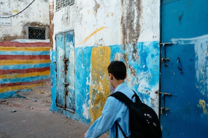 Un ni?o en una calle de la medina de Larache, en octubre de 2019.