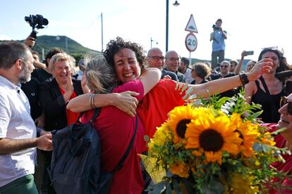 La secretaria general de ERC, Marta Rovira es recibida este viernes en Cantallops (Girona) tras su regreso a España.