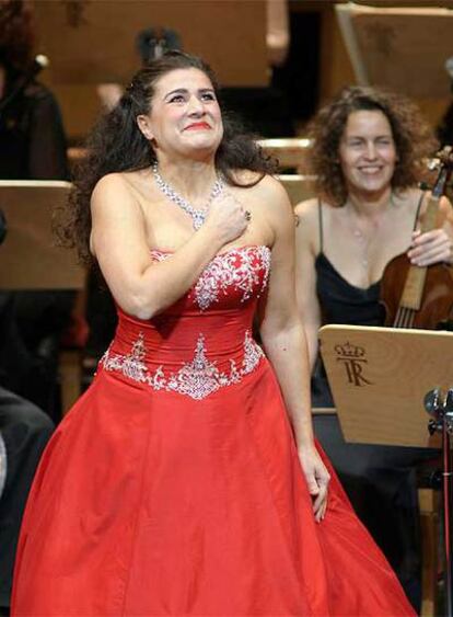 La <i>mezzosoprano</i> Cecilia Bartoli, ayer durante el recital en el Teatro Real de Madrid.