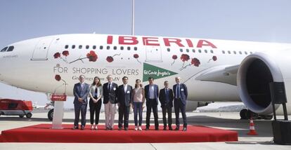 Carolina Marín, doble campeona del mundo y de Europa de badminton, que ha amadrinado el primer vuelo directo de Iberia entre Madrid y Shanghái, posa junto a los embajadores de ambos países, así como representantes de la Comunidad de Madrid, Ayuntamiento y El Corte Inglés.