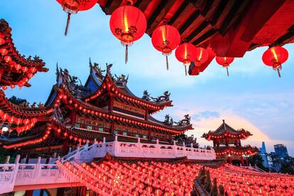 El templo Thean Hou de <a href="https://elviajero.elpais.com/elviajero/2012/11/27/actualidad/1354020290_484694.html" rel="nofollow" target="_blank">Kuala Lumpur</a>, uno de los más grandes y antiguos de Malasia, adornado con cientos de linternas rojas brillantes (en la imagen, en 2020), es uno de los principales focos de atracción durante las celebraciones del Año Nuevo chino en el país, marcadas por una decoración especial abundante en colores rojos y por las casas abiertas para amigos y familias que se visitan e intercambian pequeños obsequios. Este año las reuniones solo se permiten entre convivientes, están prohibidas las visitas, se limitan las oraciones en el tempo y las representaciones como danzas de leones y dragones, desfiles de linternas u ópera china han sido canceladas. Todos los estados malasios, excepto Sarawak, tienen restringidos sus movimientos hasta el 18 de febrero.