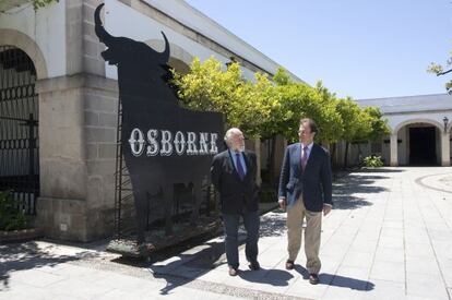 Los primos Tomás e Ignacio Osborne en sus bodegas del Puerto la semana pasada.