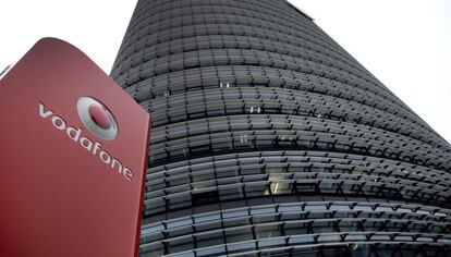 Imagen del logotipo del operador de telefonía móvil Vodafone, en su sede en Dusseldorf (Alemania).