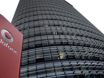 Imagen del logotipo del operador de telefonía móvil Vodafone, en su sede en Dusseldorf (Alemania).