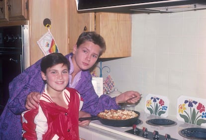 Joaquin y River Phoenix cocinan en su casa de Los Ángeles en 1985.