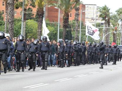 Estudiantes se manifiestan por las calles de Barcelona.