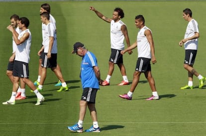 Ancelotti, durante el entrenamiento de ayer del Madrid en Valdebebas