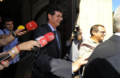 Enrique Gimeno, presidente de la Sociedad de Fomento Agrícola Castellonense (Facsa), el pasado 13 de marzo a su salida del Tribunal Superior de Justicia de la Comunitat Valenciana (TSJCV), para declarar en el caso Gürtel.