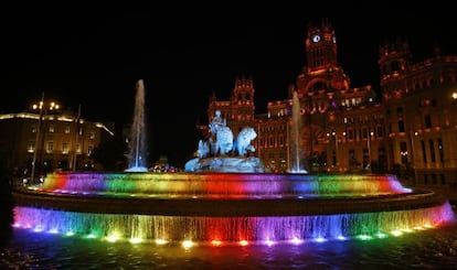 Plaza de Cibeles con la fuente iluminada con los colores del arcoíris.