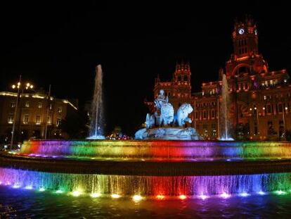 Plaza de Cibeles con la fuente iluminada con los colores del arcoíris.