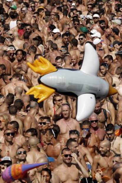 Vista de la celebración del 'Water Park Day' (Día del Parque Acuático), hoy en la Piscina de Vilassar de Barcelona. Se trata del mayor evento del colectivo gay celebrado en un parque acuático del mundo, dentro de la sexta edición del Circuit Festival.