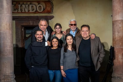 Algunos integrantes del elenco de 'Las muertas': Francisco Ramos, Sandra Solares, Alfonso Herrrera, Paulina Gaytán, Arcelia Ramírez y Joaquín Cosío, junto al director (arriba derecha).