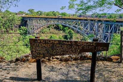 El puente fronterizo entre Zambia y Zimbabue que divide las cataratas Victoria.