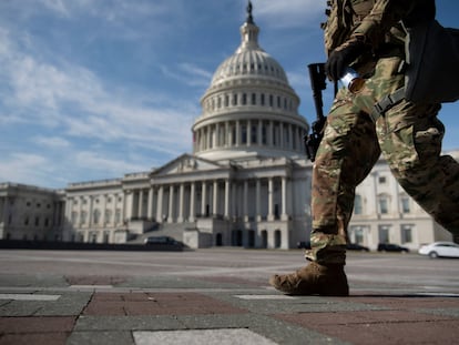 Membro da Guarda Nacional caminha no Capitólio antes do início do primeiro dia do julgamento do ex-presidente dos EUA Donald Trump em 9 de fevereiro, em Washington, DC.