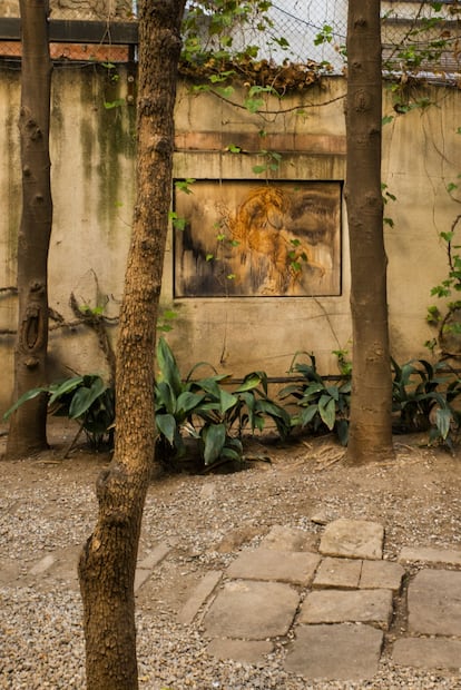 El jardn de la casa est presidido por una pintura de Barbara Hines, pintora y amiga de Benedetta Tagliabue, integrada entre los rboles y la vegetacin.