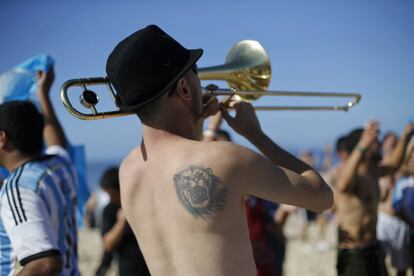 Los aficionados argentinos, de fiesta en la playa de copa Copabana antes de la final en la que se enfrentarán a la selección alemana.