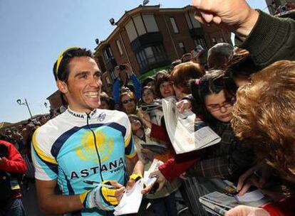 Alberto Contador firma autógrafos antes de una etapa de la Vuelta a Castilla y León.