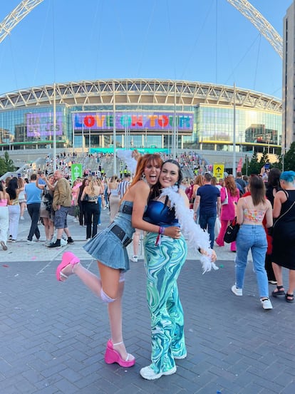 Sheila y Gema en el concierto de Harry Styles en Wembley, Londres.