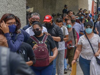 Largas filas de trabajadores se registran en el SAT del Paseo de la Reforma para obtener la constancia de situación fiscal, en Ciudad de México, el 31 de mayo de 2022.