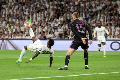 Vinicius Junior del Real Madrid, intenta un remate de chilena.