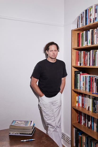 El escritor Vincent Bevins, en su casa en Londres.