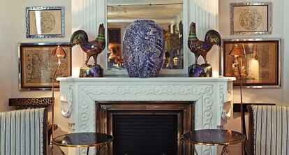 El anticuario adquirió esta chimenea del siglo XIX en París. Y la instaló en el salón de su casa, junto a la biblioteca. Pintó la madera de la repisa blanca para asimilarla a la arquitectura. “Aquí no había nada, me lo tuve que inventar todo”, explica.