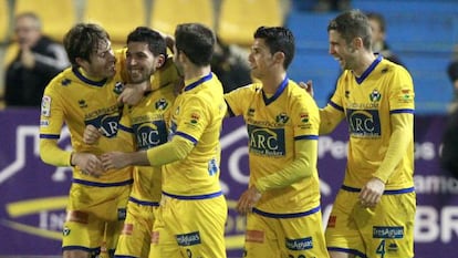 Pacheco, segundo por la izquierda, es felicitado por sus compa&ntilde;eros tras marcar el gol de la victoria del Alcorc&oacute;n ante el Espanyol.