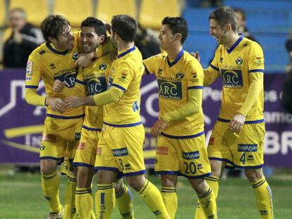 Pacheco, segundo por la izquierda, es felicitado por sus compa&ntilde;eros tras marcar el gol de la victoria del Alcorc&oacute;n ante el Espanyol.