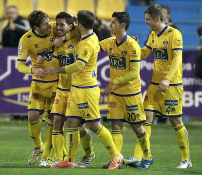 Pacheco, segundo por la izquierda, es felicitado por sus compa&ntilde;eros tras marcar el gol de la victoria del Alcorc&oacute;n ante el Espanyol.