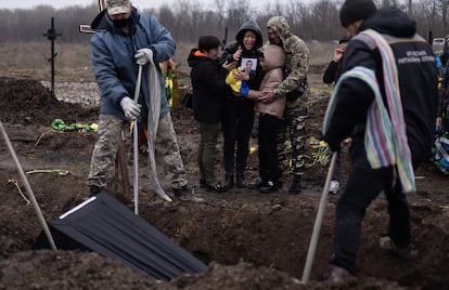 Entierro multitudinario de 19 soldados ucranios en el cementerio militar de Dnipro, el 20 de abril de 2022.  
