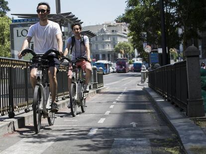 Dos joves circulen amb bicicletes públiques BiciMad, a Madrid, on va tenir lloc un atropellament mortal.