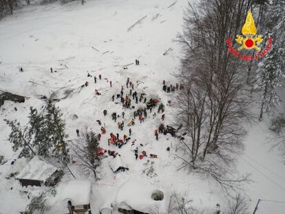 Una foto aérea muestra los equipos de rescate trabajando en la zona del hotel Rigopiano. 