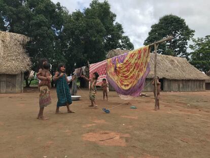 Não falta fôlego e nem destreza para as crianças Panará na hora de pular corda, inclusive com bebê no colo.