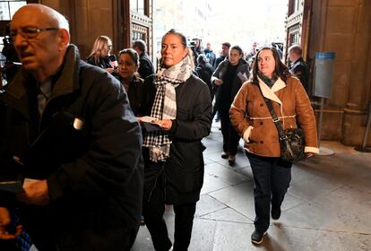 Colas para votar a primera hora en la Universidad de Barcelona